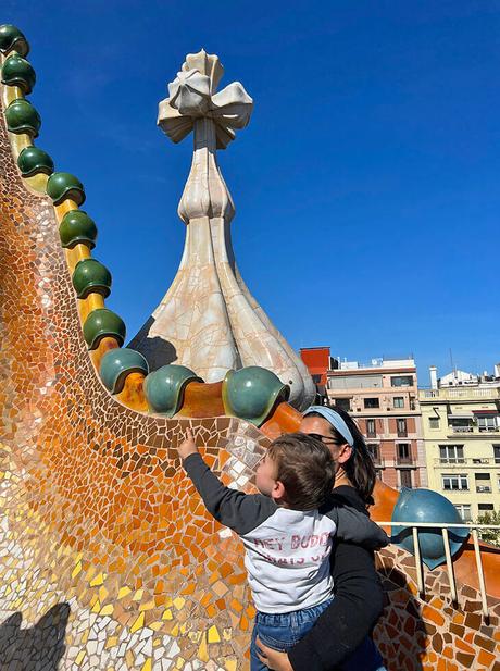 Una madre con un bebé en la azotea de la casa Batlló en Barcelona