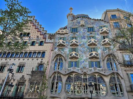 Fachada de la casa Batlló  de Gaudí junto a la casa Amatller, en Barcelona