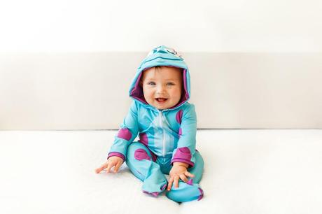 Prendas de ropa para niñas y niños, ¿qué telas son las más adecuadas para la piel del recién nacido? bebe sentado solo en el suelo