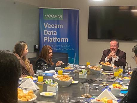 Veeam presenta la NUEVA Veeam Data Platform para mantener a las empresas funcionando a medida que el ransomware continúa en aumento Veeam presenta la NUEVA Veeam Data Platform para mantener a las empresas funcionando a medida que el ransomware continúa en aumento