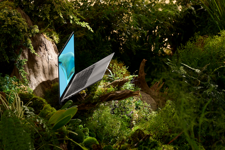 ASUS y su enfoque ecológico en el Día Internacional de la Tierra: Protegiendo nuestro entorno con prácticas responsables en un mundo tecnológico Zenbook S 13 OLED_UX5304_Scenario photo_09