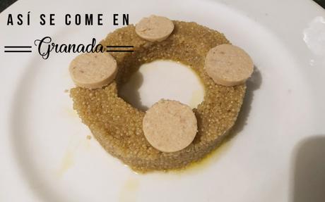 Corona de quinoa agridulce con tomate cherry y marisco