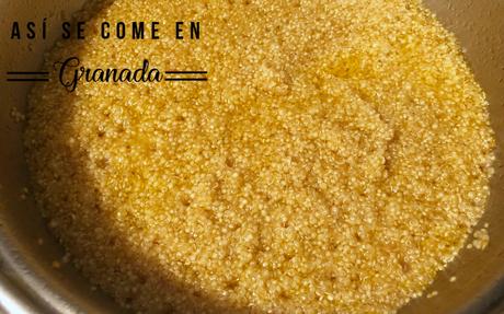 Corona de quinoa agridulce con tomate cherry y marisco