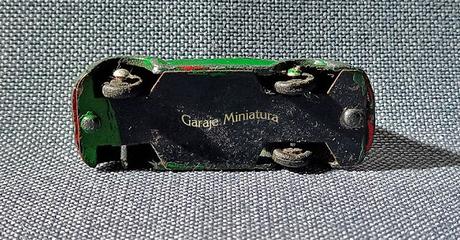 Volkswagen Beetle, o Escarabajo, de la marca japonesa AHI