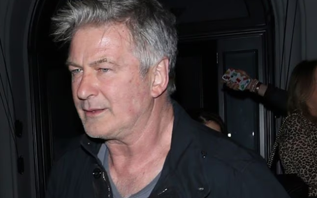 #CINE: Retiran cargos contra Alec Baldwin tiroteo cinta