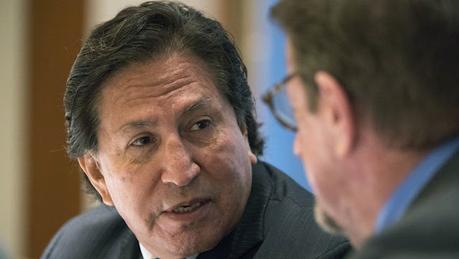 #LOULTIMO: | Alejandro Toledo (@AlejandroToledo) se entrega a las autoridades de #EEUU. para iniciar proceso de #extradición a #Perú (+VIDEO) #LOULTIMO: | Alejandro Toledo (@AlejandroToledo) se entrega a las autoridades de #EEUU. para iniciar proceso de #extradición a #Perú (+VIDEO)