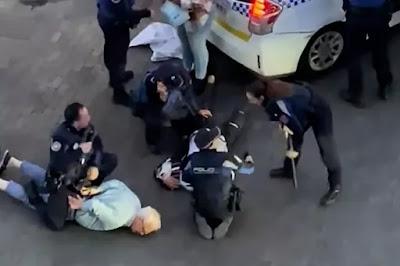 Vecinos de Lavapiés denuncian “brutalidad policial” en el barrio… Y el emérito, Juan Carlos I, en Sansenxo, eclipsa la agenda de Felipe VIº, en Ronda.