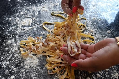 Tagliatelle con pétalos de flores y hojas de albahaca (pasta fresca paso a paso)
