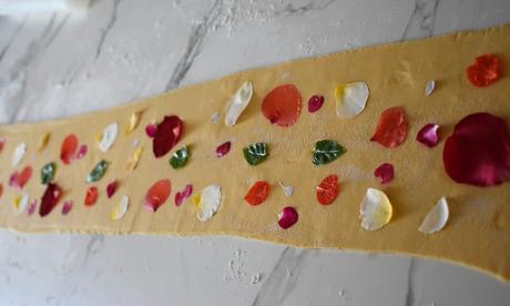 Tagliatelle con pétalos de flores y hojas de albahaca (pasta fresca paso a paso)