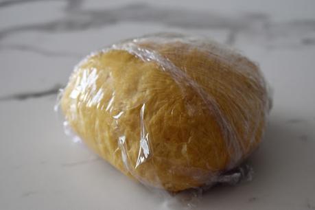 Tagliatelle con pétalos de flores y hojas de albahaca (pasta fresca paso a paso)