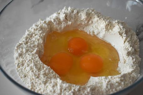 Tagliatelle con pétalos de flores y hojas de albahaca (pasta fresca paso a paso)