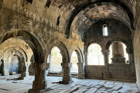 vestibulo-monasterio-de-Sanahin