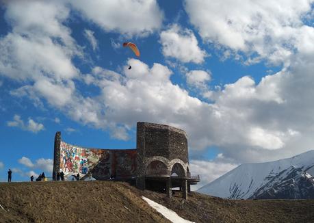 monumento-de-la-amistad-en-gudauri-2