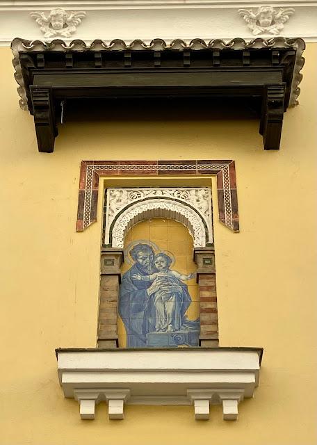 El retablo cerámico de San José y el Niño, en la calle Fray Diego de Cádiz.