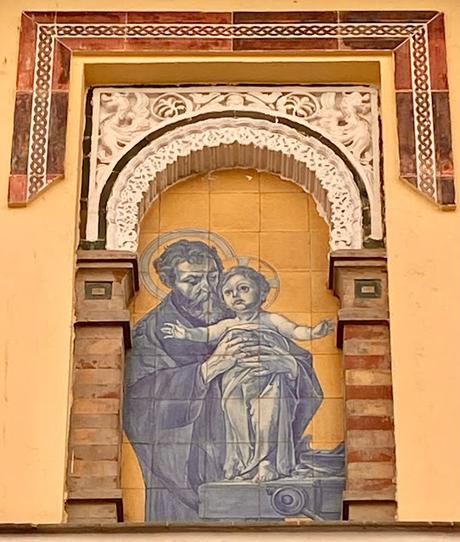 El retablo cerámico de San José y el Niño, en la calle Fray Diego de Cádiz.