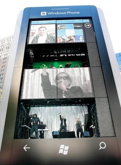Windows Phone gigantesco como una pieza de arte performance
