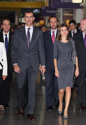 Dña. Letizia  repite nuevamente en Londres el vestido gris con volante fruncido vertical de Felipe Varela