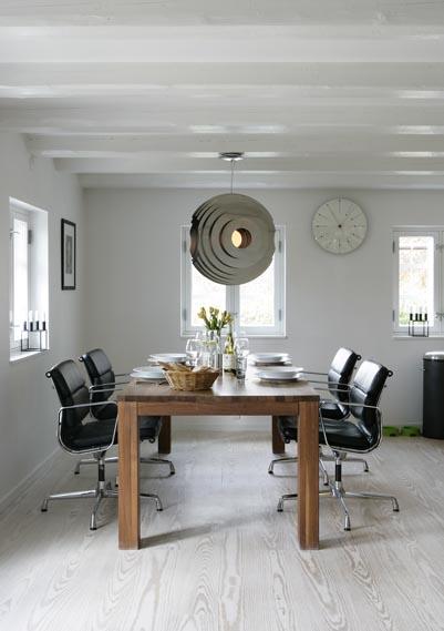 tejado de paja tazas colores pantone sofa eliersen sillas de oficina ruedas silla 7 con reposabrazos silla 7 arne jacobsen rústico moderno reloj pared arne jacobsen papelera vipp mural mapa mundi decoración muebles de madera maciza muebles de diseño mesas nido bo concept le cruiset cazuelas rojo lámparas de diseño le klint frigorífico smeg crema estilo nórdico modernos estanterías montana diseño danés decoración de interiores decoración casas de campo decoración casa del pueblo cocina moderna cocina madera maciza chimenea de interior alfombra piel antílope 