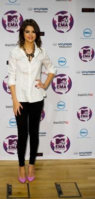 Todos los looks de Selena Gómez en los Premios MTV Europe 2011