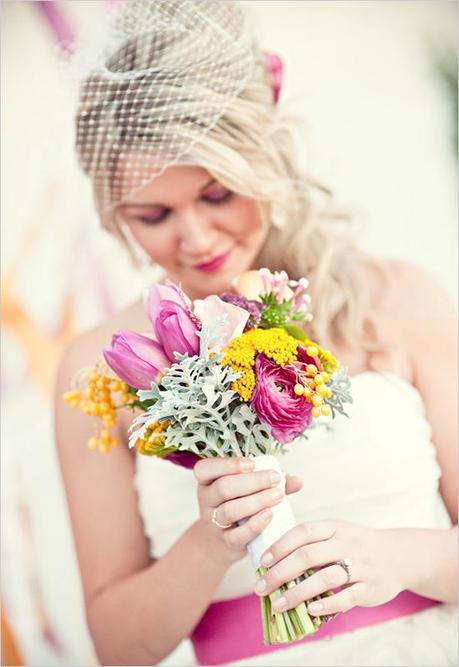 Detalles en blanco, rosa y naranja en tu boda