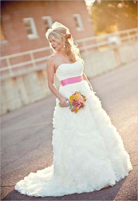 Detalles en blanco, rosa y naranja en tu boda