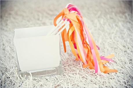 Detalles en blanco, rosa y naranja en tu boda
