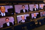El candidato del Partido Popular a la presidencia del Gobierno español, Mariano Rajoy, ganó el debate electoral a su rival, el socialista Alfredo Pérez Rubalcaba, según sendos sondeos publicados el martes por los diarios El Mundo y El País. En esta imagen tomada en una tienda de productos electrónicos en Málaga el 7 de noviembre de 2011, varios televisores muestran a Rubalcaba (arriba I) y Rajoy antes del debate televisado. REUTERS/Jon Nazca