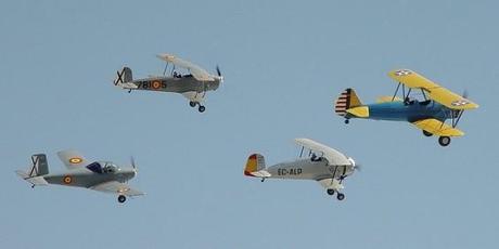 cuatro aviones diferentes en el aire