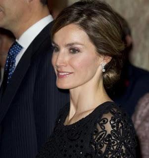 Dña. Letizia repite en Londres el vestido de Felipe Varela que lució en los Premios Príncipe 2010