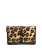 Clutch con estampado de leopardo de Warehouse