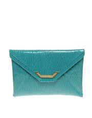 Clutch con cierre metálico de piel sintética de serpiente de ASOS