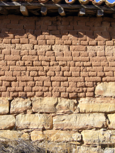 Muro de adobe y piedra en una antigua casa de la provincia de Burgos (España).