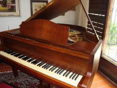Un piano comprado tecla a tecla.