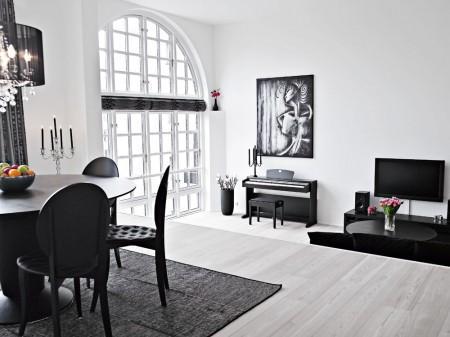 soluciones de almacenaje muebles negros muebles de diseño muebles bo concept grandes ventanales estilo nórdico diseño de dúplex decoración en blanco y negro decoración de interiores decoración de dúplex cocinas modernas cocinas blancas chandelier negro apartamento de diseño en copenhague 