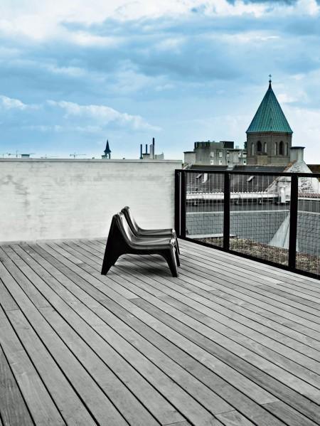 soluciones de almacenaje muebles negros muebles de diseño muebles bo concept grandes ventanales estilo nórdico diseño de dúplex decoración en blanco y negro decoración de interiores decoración de dúplex cocinas modernas cocinas blancas chandelier negro apartamento de diseño en copenhague 