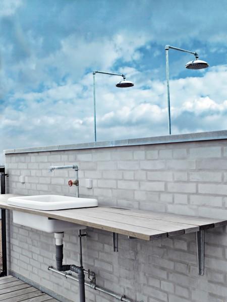 soluciones de almacenaje muebles negros muebles de diseño muebles bo concept grandes ventanales estilo nórdico diseño de dúplex decoración en blanco y negro decoración de interiores decoración de dúplex cocinas modernas cocinas blancas chandelier negro apartamento de diseño en copenhague 