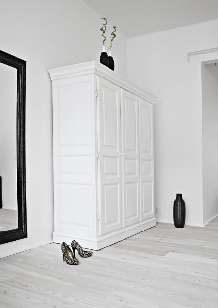 soluciones de almacenaje muebles negros muebles de diseño muebles bo concept grandes ventanales estilo nórdico diseño de dúplex decoración en blanco y negro decoración de interiores decoración de dúplex cocinas modernas cocinas blancas chandelier negro apartamento de diseño en copenhague 