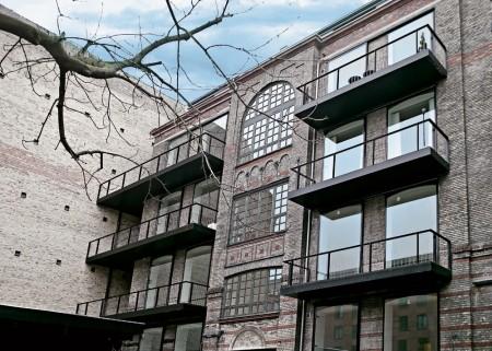 soluciones de almacenaje muebles negros muebles de diseño muebles bo concept grandes ventanales estilo nórdico diseño de dúplex decoración en blanco y negro decoración de interiores decoración de dúplex cocinas modernas cocinas blancas chandelier negro apartamento de diseño en copenhague 