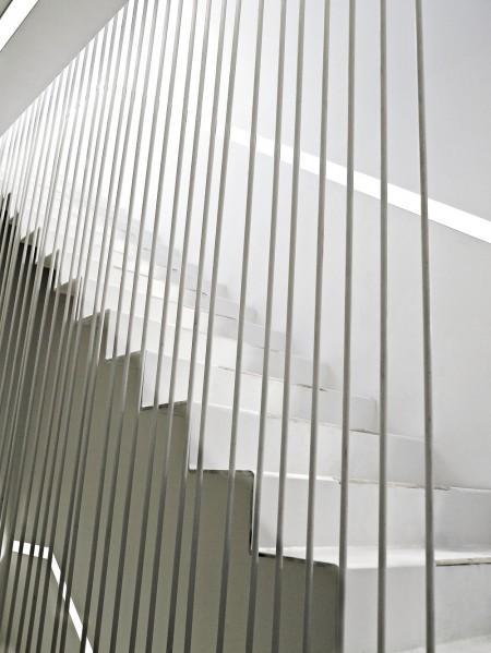 soluciones de almacenaje muebles negros muebles de diseño muebles bo concept grandes ventanales estilo nórdico diseño de dúplex decoración en blanco y negro decoración de interiores decoración de dúplex cocinas modernas cocinas blancas chandelier negro apartamento de diseño en copenhague 