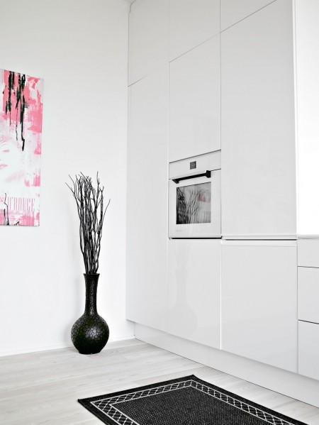 soluciones de almacenaje muebles negros muebles de diseño muebles bo concept grandes ventanales estilo nórdico diseño de dúplex decoración en blanco y negro decoración de interiores decoración de dúplex cocinas modernas cocinas blancas chandelier negro apartamento de diseño en copenhague 