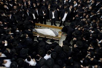 La muerte del rabino Tzvi Finkel Natan paraliza Jerusalén en un multitudinario homenaje