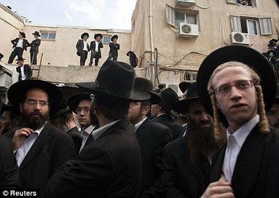 La muerte del rabino Tzvi Finkel Natan paraliza Jerusalén en un multitudinario homenaje