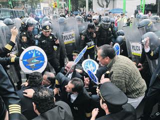 Trifulca de trabajadores de Mexicana  en la SCT  y de Atento ¡