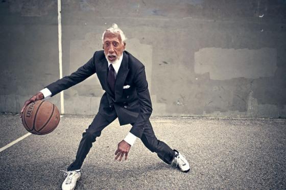 A los 78, aún juega baloncesto.