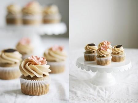 postres de diseño pecans cupcakes frosting cupcakes fotografías de cupcakes fotografía de postres flores decoración postres diseño de postres decoración de cupcakes cupcakes de platano con frosting de caramelo cupcakes con nueces cupcakes con canela cake stand porcelana blanca buttermilk Banana cupcakes with caramel frosting! Banana cupcakes 