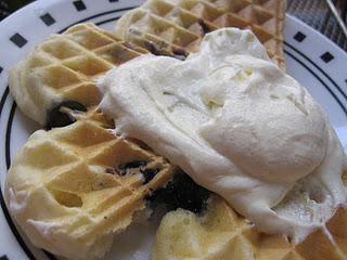 Waffles noruegos con arandanos