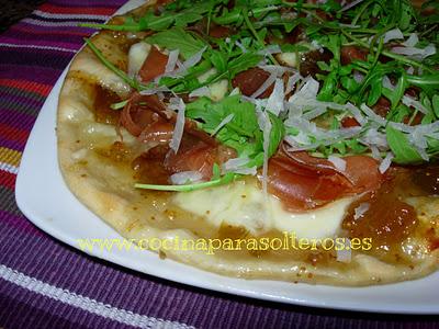 Pizza de higo,  jamón y rúcula