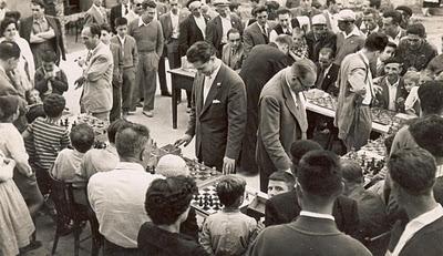 Ángel Ribera dando unas simultáneas de ajedrez junto a su hijo Ricardo y Josep María Bas i Ridameya