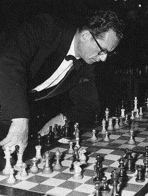 Nicolás Rossolimo, jugando partidas simultáneas de ajedrez