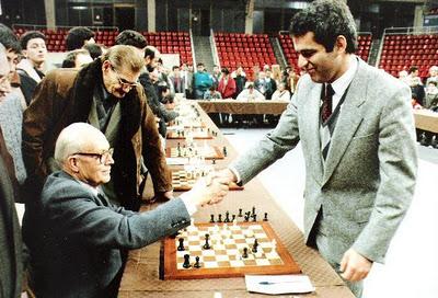 Ángel Ribera firmando la paz con Kasparov después de ser vencido en unas simultáneas
